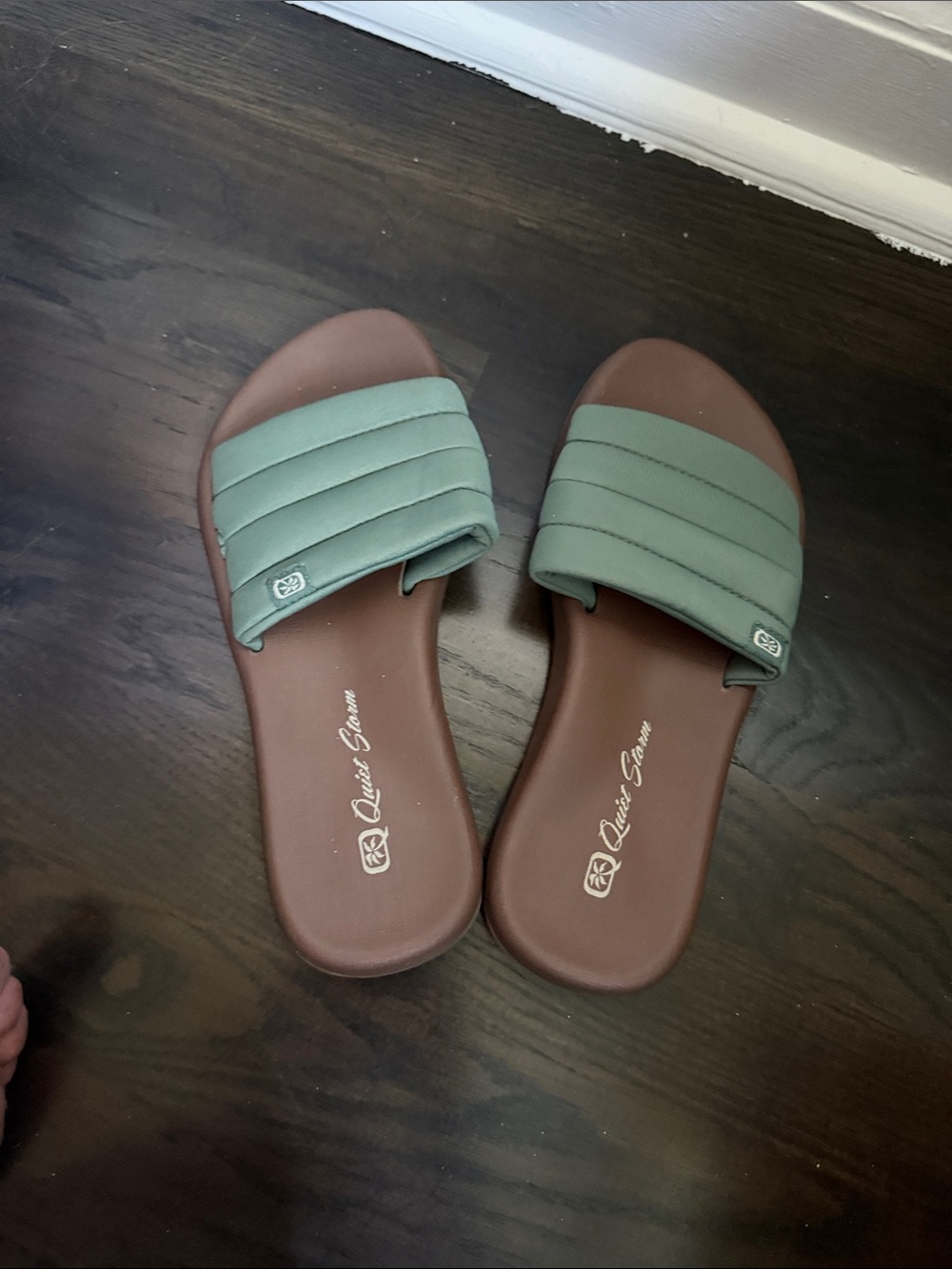 Quinn & Co. Women's Green Quilted Slide Sandals with Brown Footbed